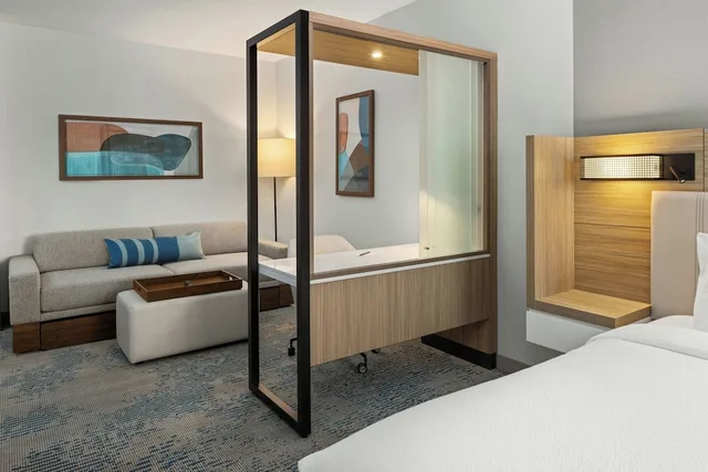 جناح بسرير كينج مع سرير سحّاب إضافي، SpringHill Suites by Marriott Bettendorf 1/9