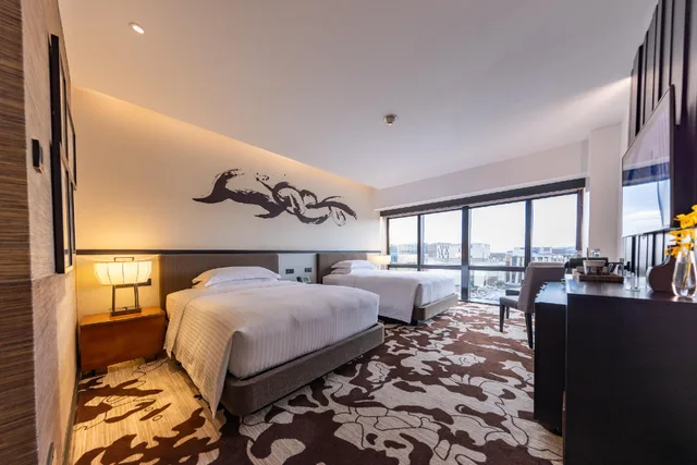 غرفة بسريرين كوين بإطلالة على المسبح، City of Dreams Nobu Hotel Manila 1/1