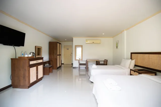 غرفة ديلوكس بسرير كوين وسرير فردي بإطلالة على الحديقة، Thara Cholapruek Resort 2/3