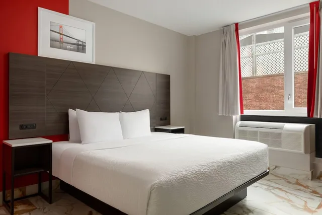 غرفة بسرير كينج لذوي الإعاقة، Ramada by Wyndham Brooklyn Empire Blvd 3/7