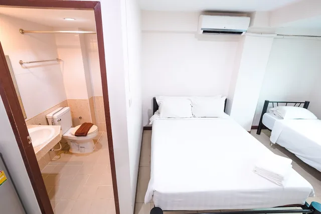 غرفة عائلية بسرير فردي وسريرين مزدوجين مع أريكة، Don Muang Hotel 1/4