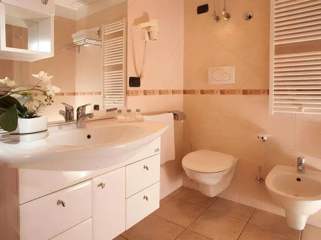 غرفة ثلاثية بسرير كوين وسرير فردي، Hotel Domidea 5/6