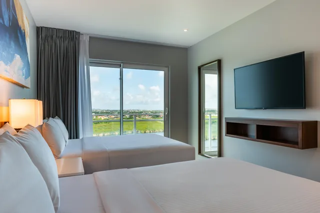 جناح كلاسيكي بسرير مزدوج بإطلالة على البحيرة، Embassy Suites by Hilton Aruba Resort 3/4