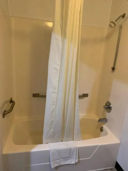غرفة بسرير كينج لذوي الإعاقة، Super 8 By Wyndham Frankfort In 4/8