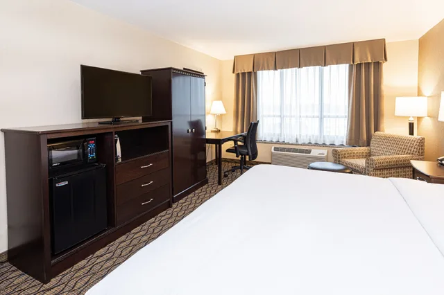 غرفة بريميوم بسرير كينج، Holiday Inn St Louis Arpt West Earth City 3/5