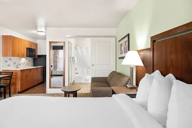 استوديو بسرير كوين مع أريكة بمطبخ صغير، Ledgestone Hotel Billings 3/9