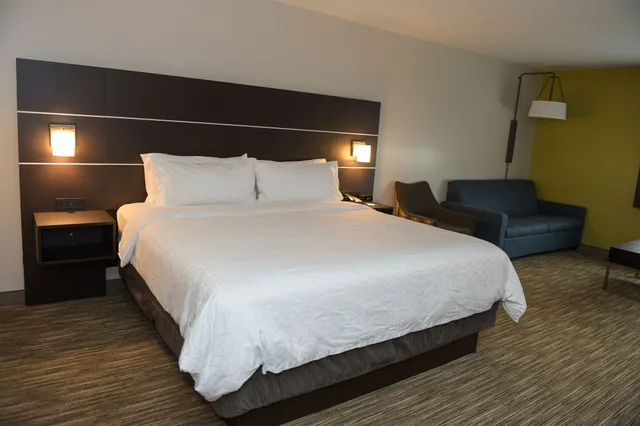 جناح بسرير كينج لذوي الإعاقة، Holiday Inn Express Suites Middletown 1/4