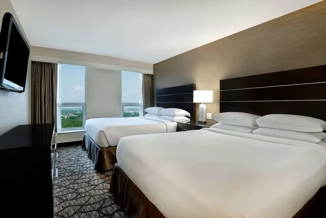 جناح بسرير كوين بإطلالة على المدينة، Embassy Suites By Hilton Niagara Falls Fallsview 1/3