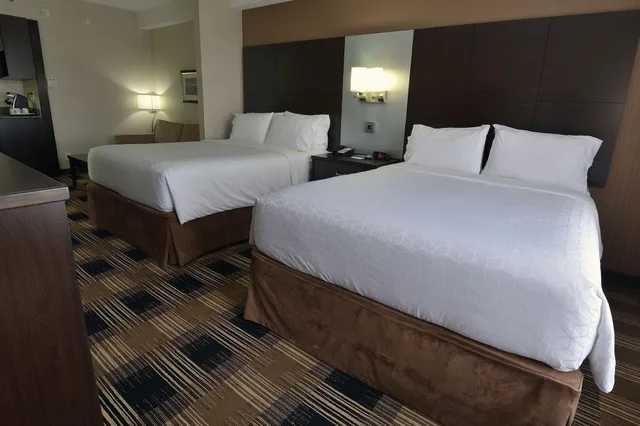 جناح بسريرين كوين بمنطقة جلوس، Holiday Inn Express And Suites Ottawa East Orleans 4/10