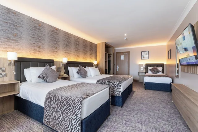 غرفة سوبيريور رباعية بسرير مزدوج وسريرين منفصلين، Rochestown Lodge Hotel 1/1