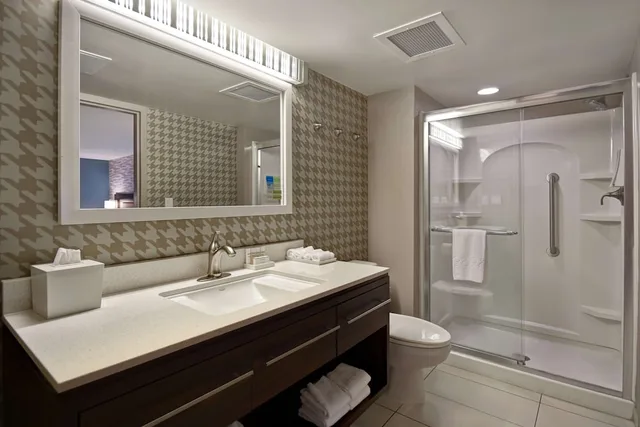 غرفة بسرير كوين لذوي الإعاقة، Home2 Suites by Hilton Nashville Vanderbilt TN 2/3