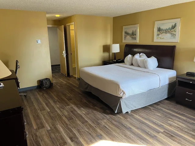 غرفة قياسية بسرير كينج بمطبخ صغير، Travelodge By Wyndham Laramie 3/4
