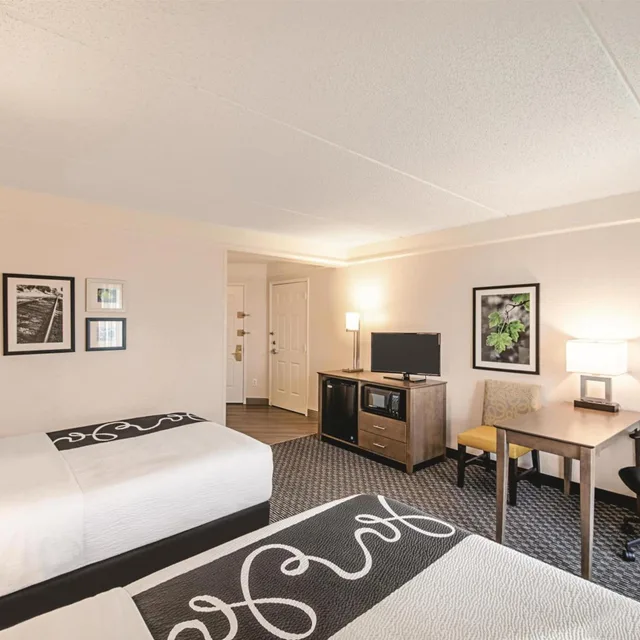 غرفة بسريرين مزدوجين بحوض استحمام لذوي الإعاقة، La Quinta Inn & Suites by Wyndham Austin Airport 4/5
