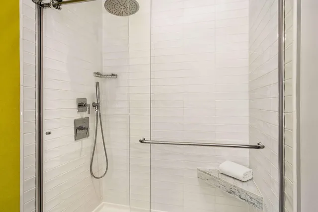 Room, 2 Queen Beds, Partial Water or Skyline View, Hilton Motif Seattle 8/8