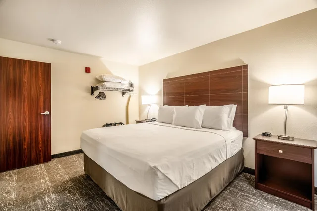 جناح مفردة بسرير كينج، Cobblestone Hotel and Suites Torrington 1/1