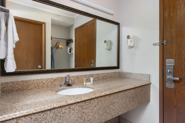 جناح بسرير كوين، Days Inn & Suites By Wyndham Kansas City South 4/4