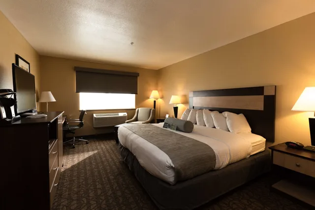 غرفة قياسية بسرير كينج لذوي الإعاقة، Best Western Sawtooth Inn & Suites 1/7