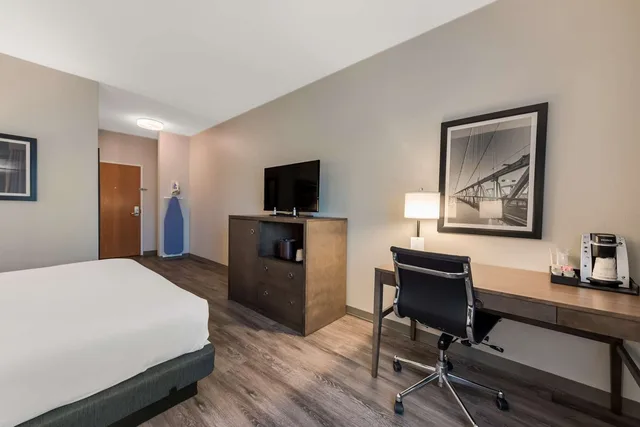 غرفة بسرير كينج مع أريكة، SureStay Plus Hotel by Best Western Highland Poughkeepsie 5/6