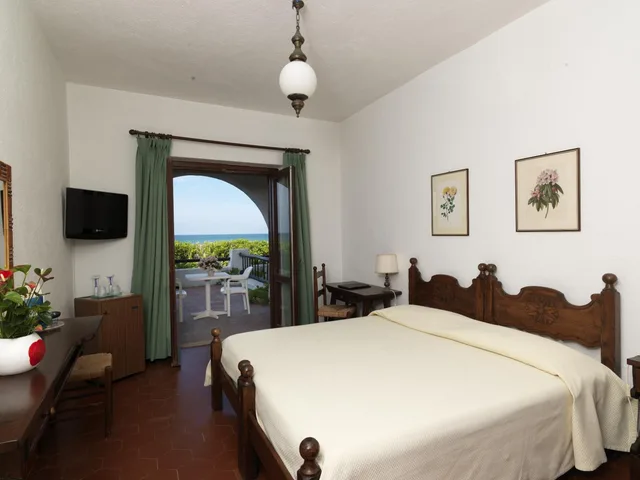 غرفة بسرير مزدوج أو سريرين منفصلين بإطلالة على البحر بشرفة، Hotel Le Dune 4/9