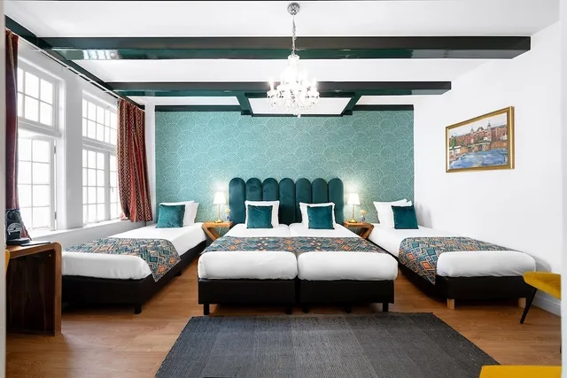 غرفة رباعية بأربعة أسرّة، Hotel Des Arts 2/4