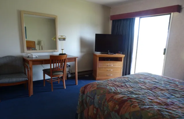 غرفة بسرير كينج بإطلالة، Hospitality Inn 4/4
