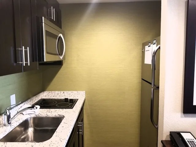 غرفة بسريرين مزدوجين بإطلالة على الجبل، Homewood Suites by Hilton Calgary-Airport, Alberta, Canada 4/5