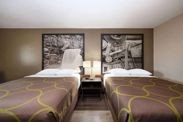 Family Suite, 2 Bunk Beds, Sofa, Super 8 By Wyndham Belgrade/Bozeman Airport 2/6