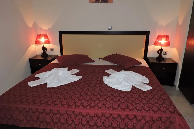 جناح بسريرين منفصلين بإطلالة على الحديقة مع أريكة، GOLDEN ROSE SUITES 6/9