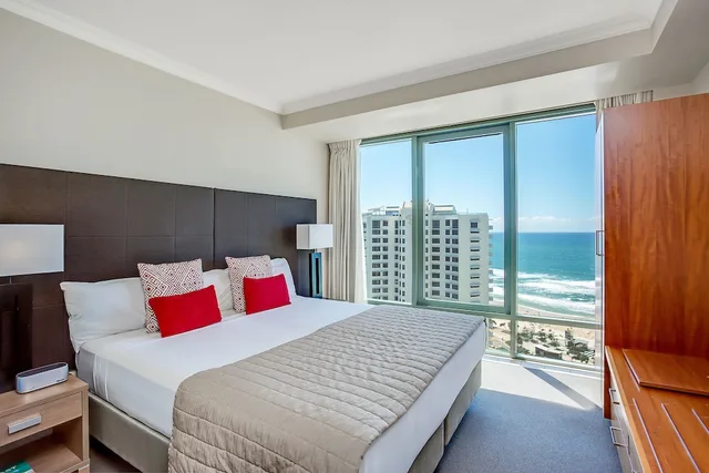 Ocean, Deluxe, Studio, King Bed، Mantra Legends Surfers Paradise 1/10