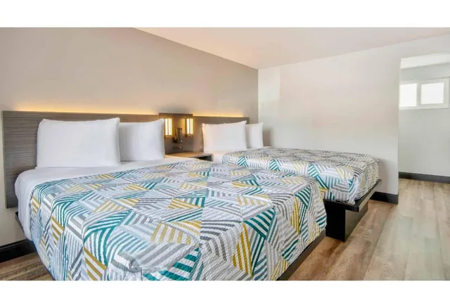 غرفة بسريرين مزدوجين بمطبخ، Studio6 Eureka, CA - Old Town 2/10