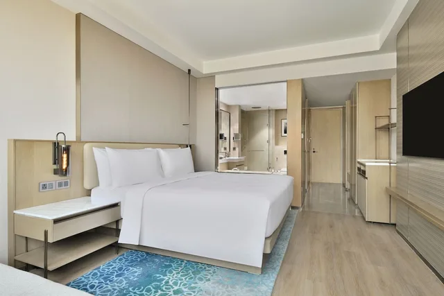 Executive, King Bed, Hill View, Navi Mumbai Marriott Hotel 5/8