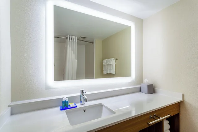 غرفة قياسية بسريرين كوين لذوي الإعاقة، Holiday Inn Express And Suites Cedar Falls Waterloo 3/5