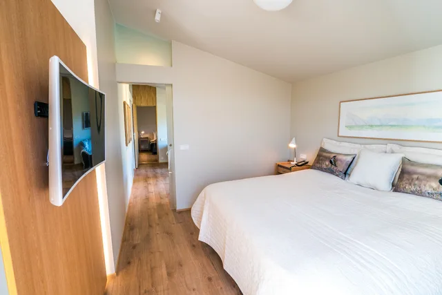 جناح بسرير كينج مع أريكة، Hotel Husafell 1/2