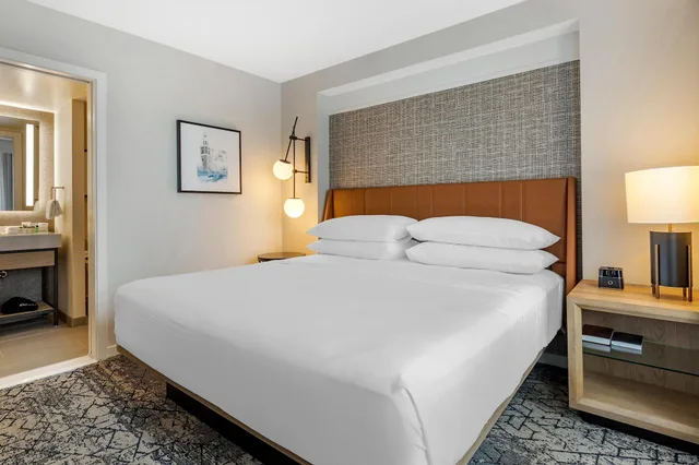 جناح كلوب بسرير كينج بغرفة نوم واحدة مع أريكة، Sheraton Suites Old Town Alexandria 4/6