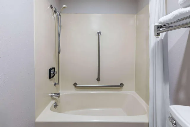 Room, King Bed, Bathtub, Accessible, Days Inn by Wyndham Hutchinson 7/9