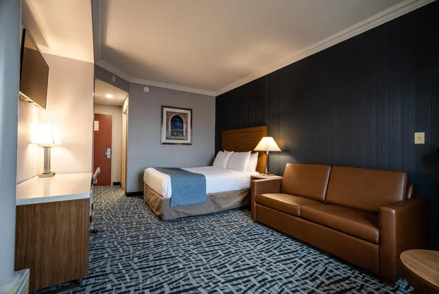 جناح ديلوكس بسرير كوين مع أريكة، Monte Carlo Inn Toronto West Suites 8/10
