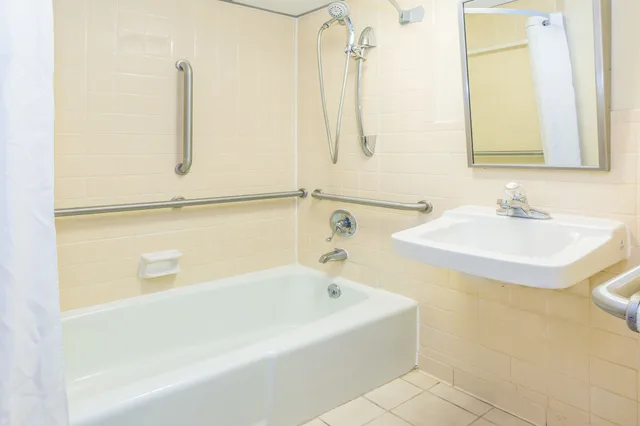 غرفة قياسية بسرير كينج لذوي الإعاقة، Super 8 by Wyndham Valdosta Mall 8/10