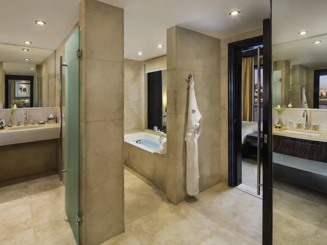 Fairmont Gold, Premium, Suite, River View, Fairmont Nile City Hotel 5/5