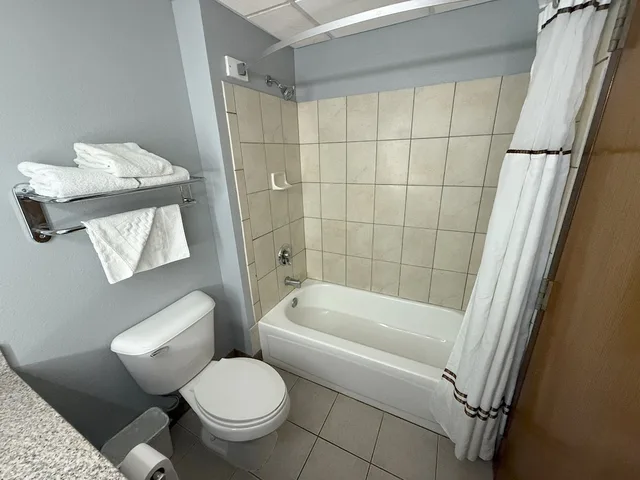 غرفة بسرير كينج، AmericInn by Wyndham Woodstock IL 6/6