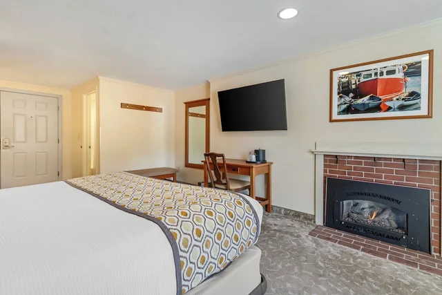 Clover, King Bed, MEADOWMERE RESORT 5/10