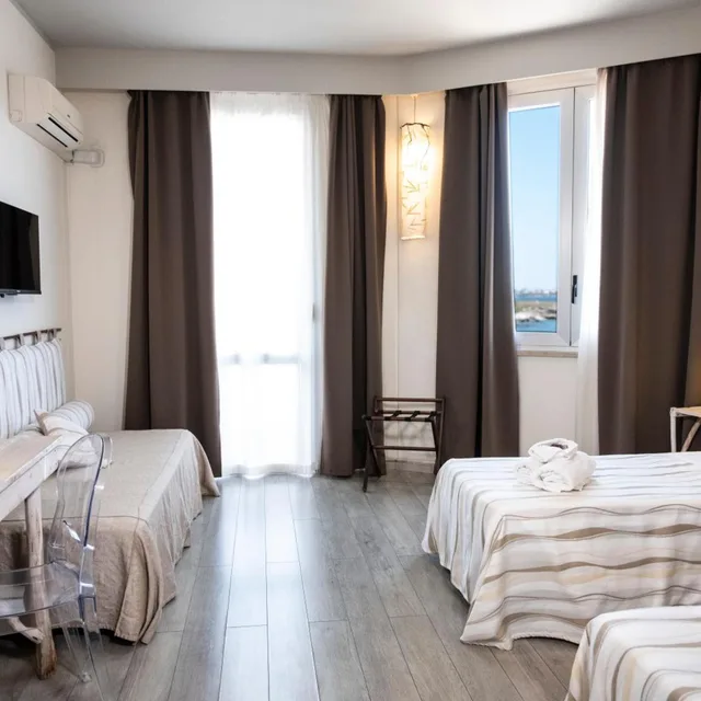غرفة ديلوكس بسرير مزدوج أو سريرين منفصلين بإطلالة على البحر بشرفة، Hotel Tirreno Formerly Sea Club Tirreno 1/10