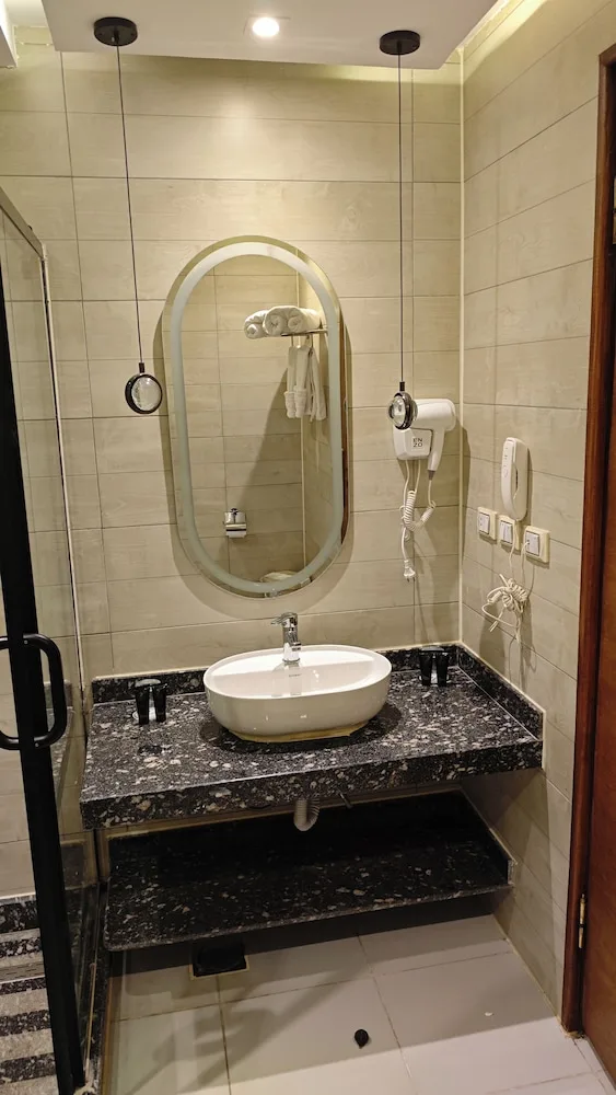 غرفة بسرير كينج وسرير كوين بإطلالة على الحديقة، Ramage Hotel & Resort 5/6