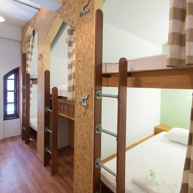 سكن مشترك بخمسة أسرّة للنساء، Barn And Bed Hostel 2/8