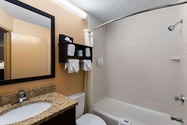 غرفة قياسية بسرير كينج للمدخنين، Super 8 by Wyndham Myrtle Beach/Market Common Area 6/9