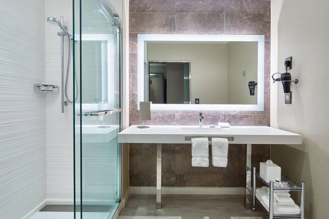 غرفة قياسية بسريرين كوين بحوض استحمام لذوي الإعاقة، AC Hotel by Marriott Greenville 5/7