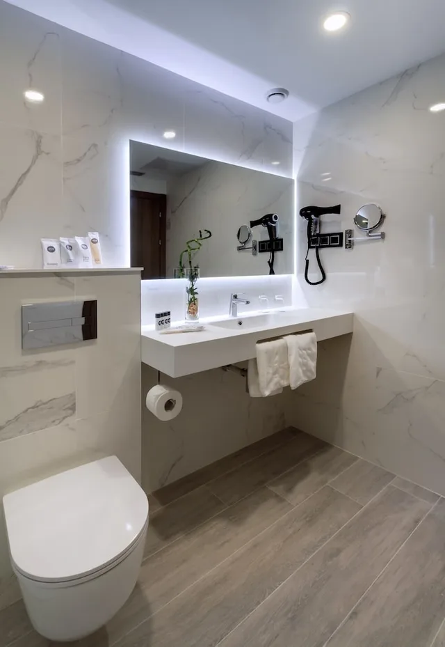 غرفة عائلية رباعية بسريرين منفصلين مع أريكة، Oca Playa de Foz Hotel Spa 5/5