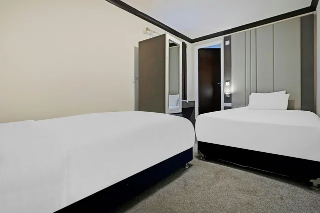 غرفة قياسية بسريرين منفصلين، OYO The Baltimore Hotel 2/5