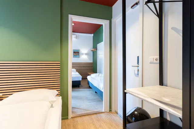 Family, 1 Single and 2 Queen Beds، Hotel Freeland 3/3