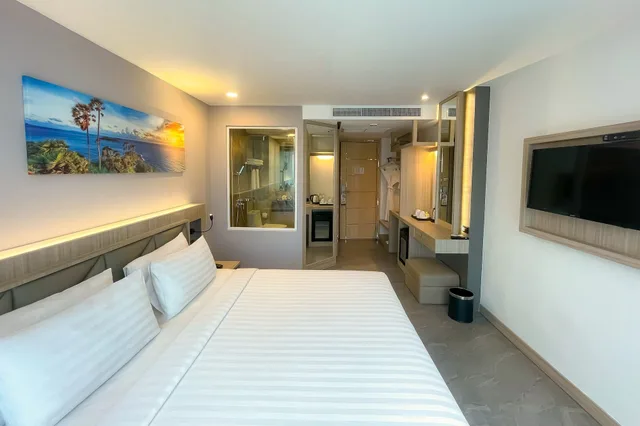 Standard, King Bed, Clarian Hotel Beach Patong 2/10