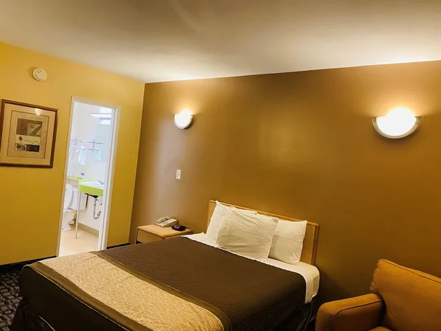 Room, Queen Bed, M Star Hotel Mansfield 7/8